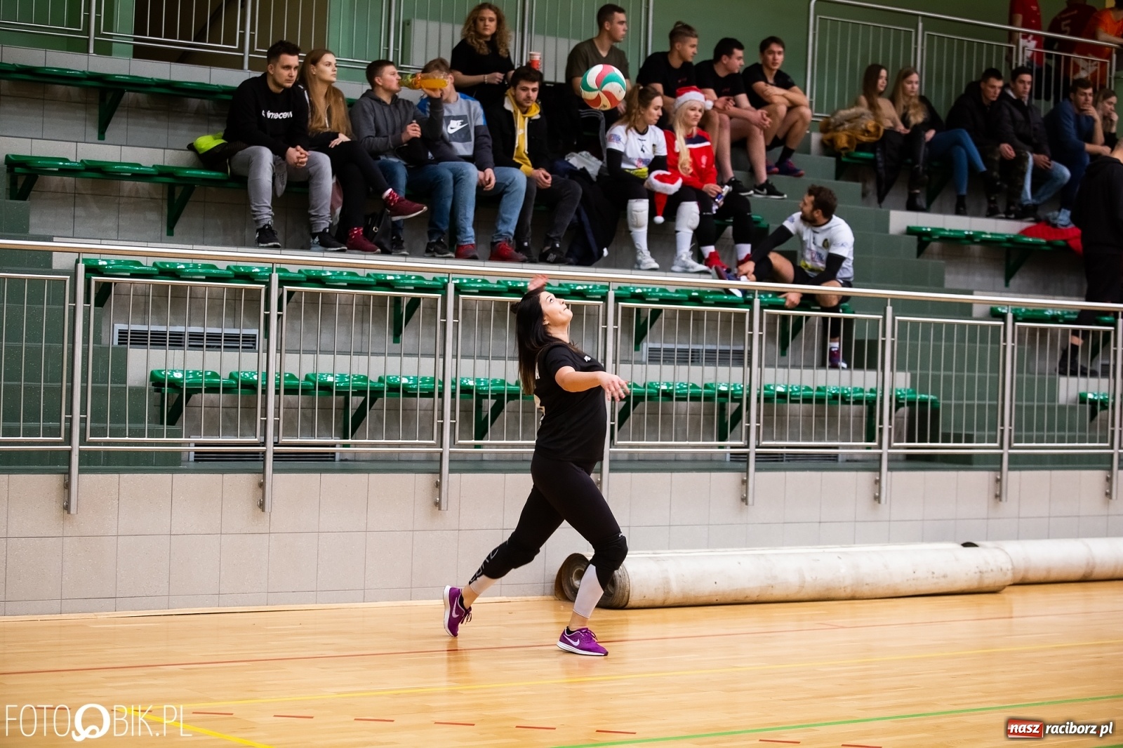 Zdjęcie w galerii na portalu naszraciborz.pl: Raciborski Nocny Turniej Mikołajkowy w Piłce Siatkowej wiadomości z regionu