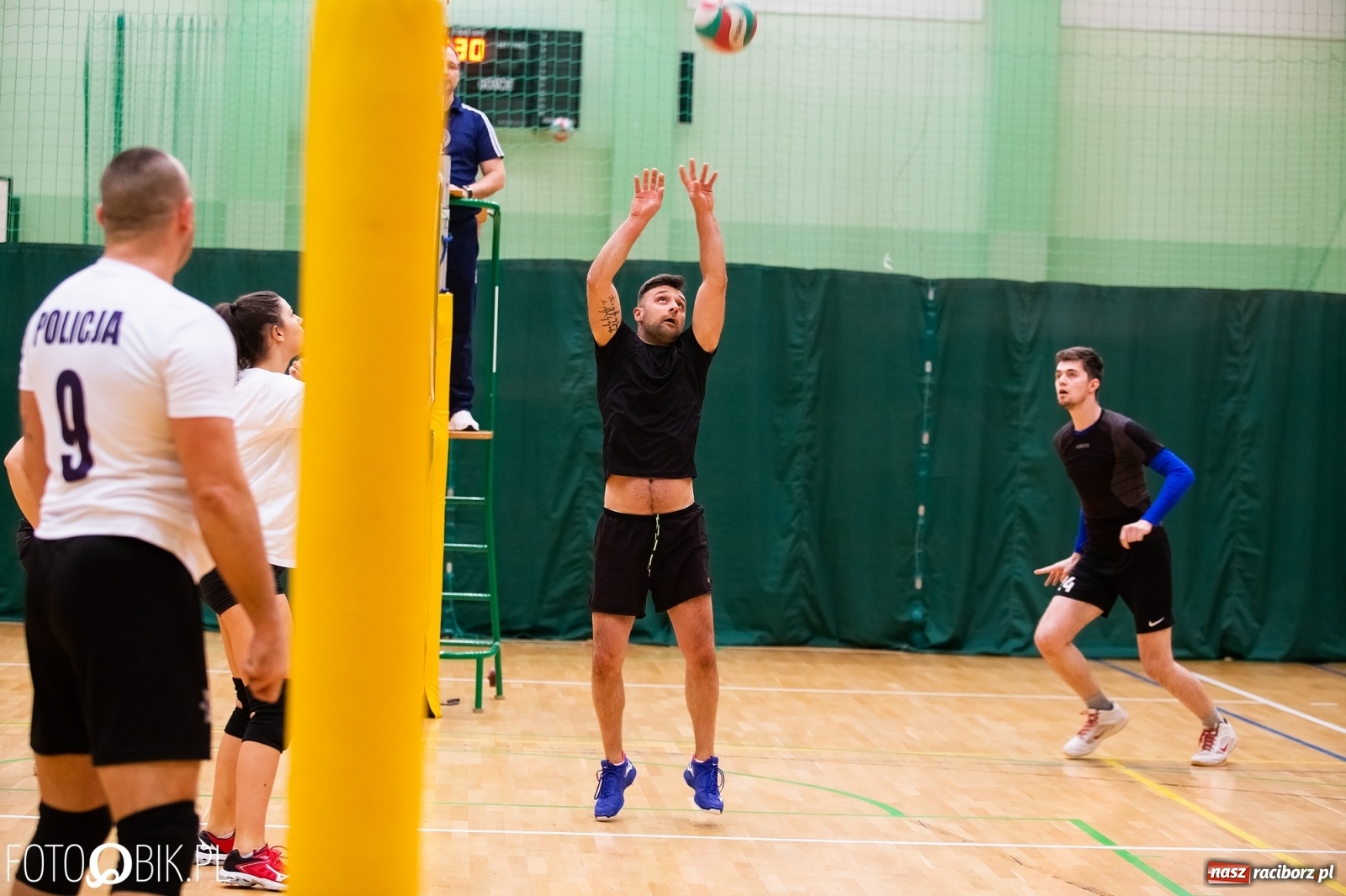 Zdjęcie w galerii na portalu naszraciborz.pl: Raciborski Nocny Turniej Mikołajkowy w Piłce Siatkowej wiadomości z regionu