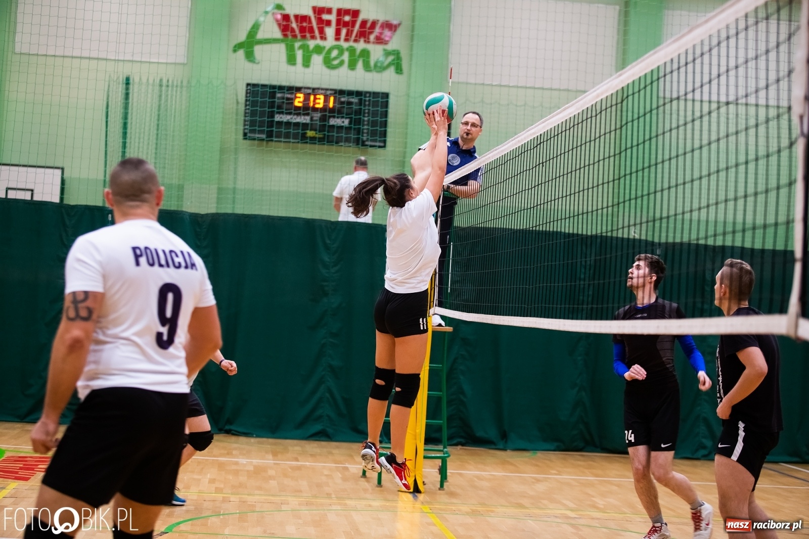 Zdjęcie w galerii na portalu naszraciborz.pl: Raciborski Nocny Turniej Mikołajkowy w Piłce Siatkowej wiadomości z regionu