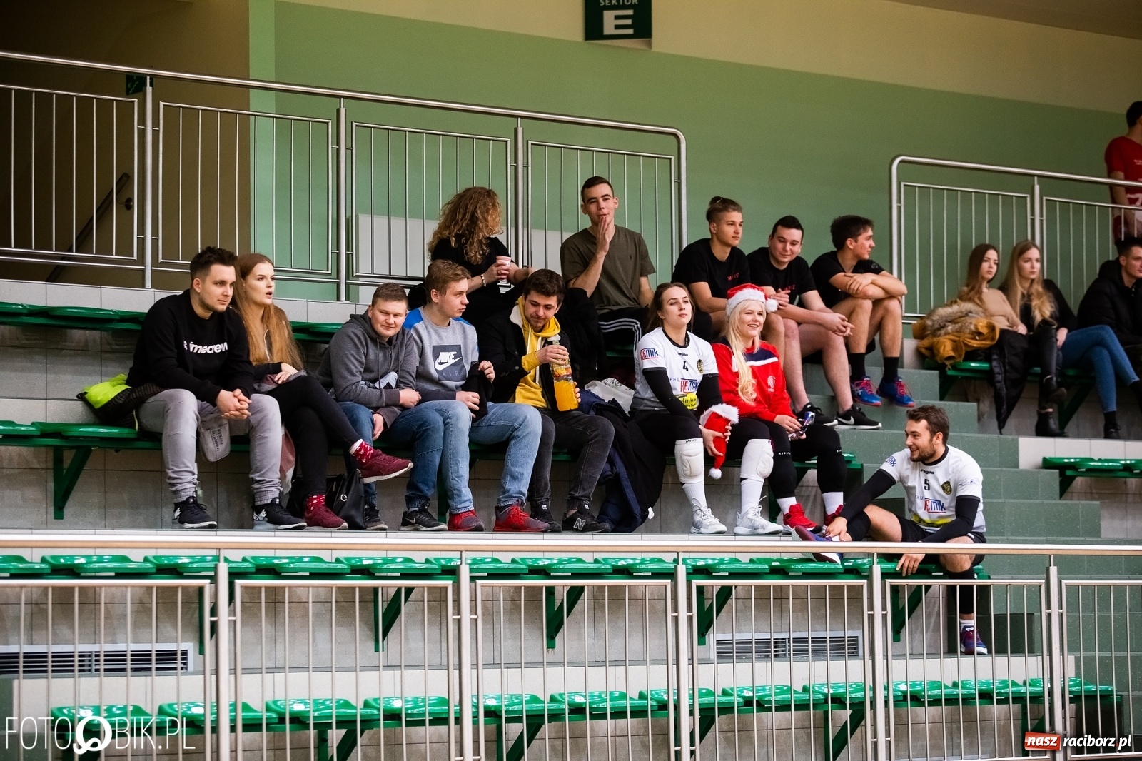 Zdjęcie w galerii na portalu naszraciborz.pl: Raciborski Nocny Turniej Mikołajkowy w Piłce Siatkowej wiadomości z regionu