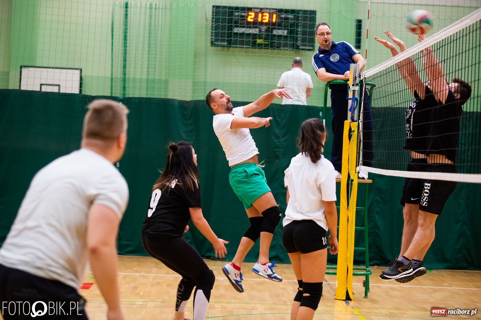 Zdjęcie w galerii na portalu naszraciborz.pl: Raciborski Nocny Turniej Mikołajkowy w Piłce Siatkowej wiadomości z regionu