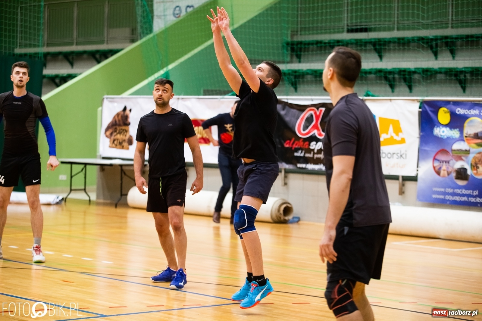 Zdjęcie w galerii na portalu naszraciborz.pl: Raciborski Nocny Turniej Mikołajkowy w Piłce Siatkowej wiadomości z regionu