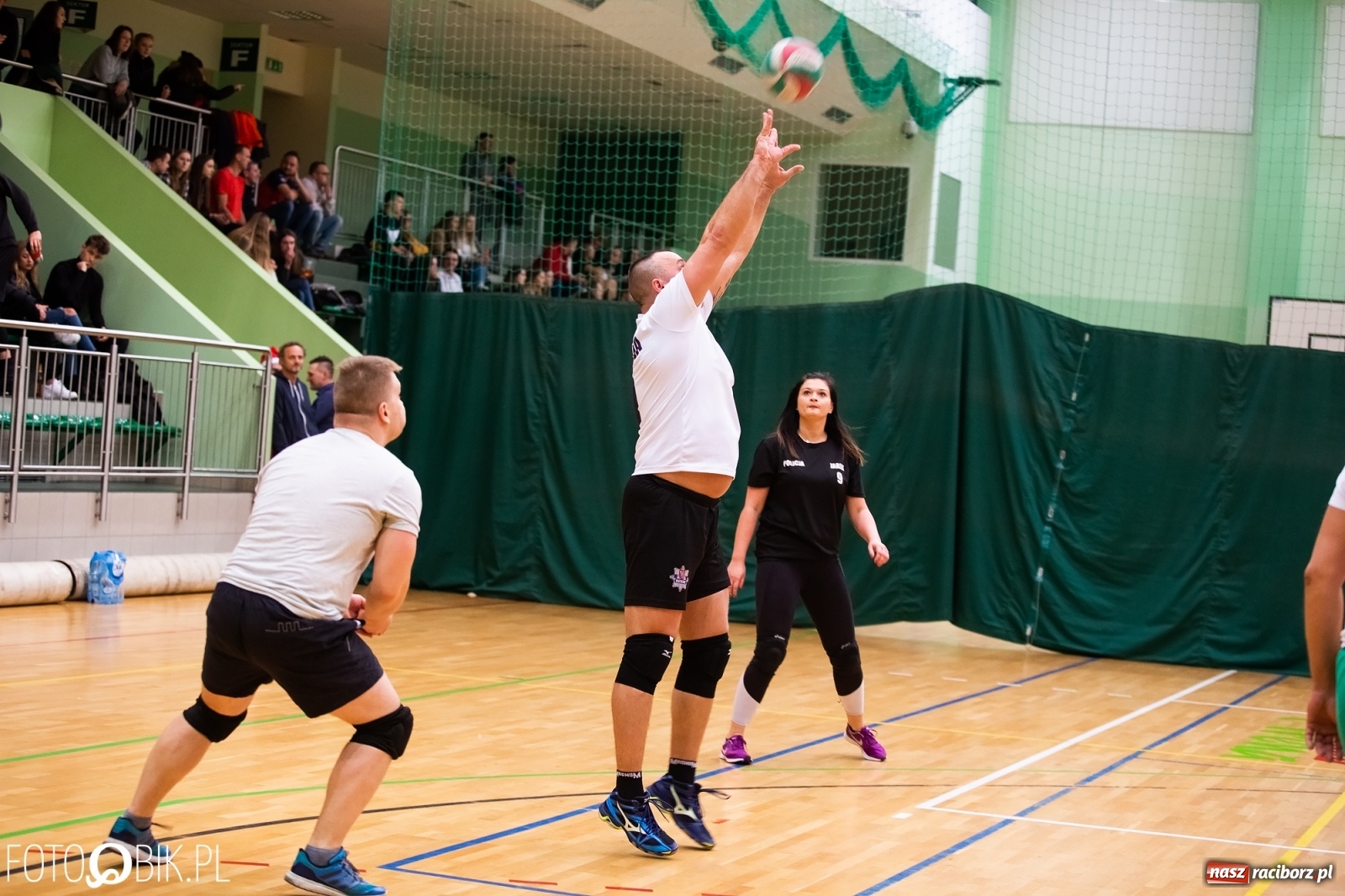 Zdjęcie w galerii na portalu naszraciborz.pl: Raciborski Nocny Turniej Mikołajkowy w Piłce Siatkowej wiadomości z regionu