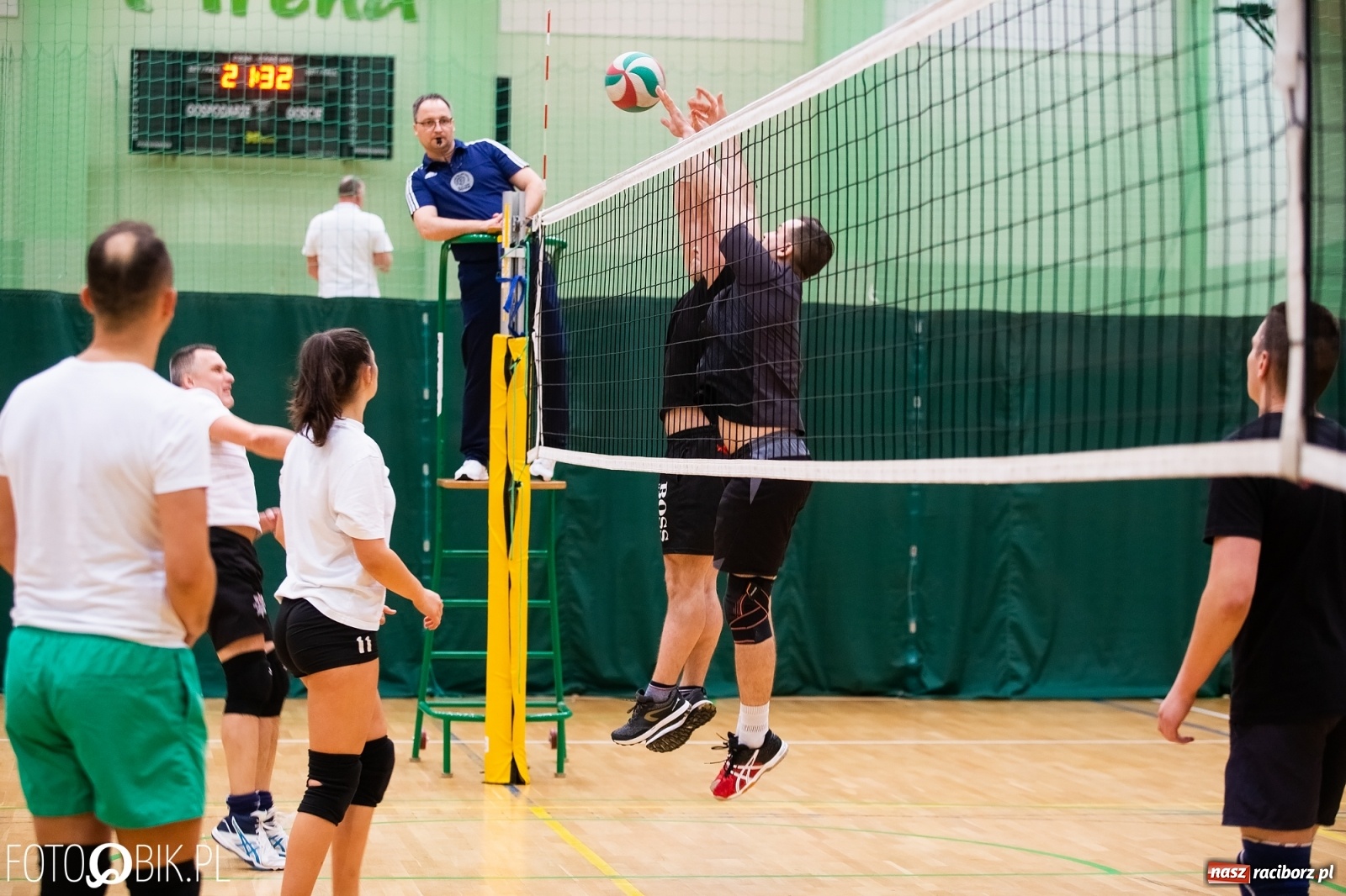 Zdjęcie w galerii na portalu naszraciborz.pl: Raciborski Nocny Turniej Mikołajkowy w Piłce Siatkowej wiadomości z regionu