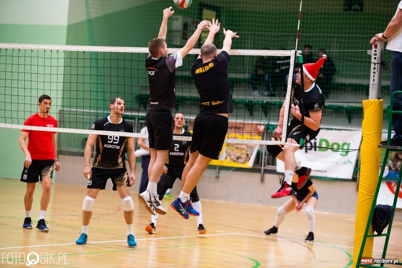 Zdjęcie w galerii na portalu naszraciborz.pl: Raciborski Nocny Turniej Mikołajkowy w Piłce Siatkowej wiadomości z regionu