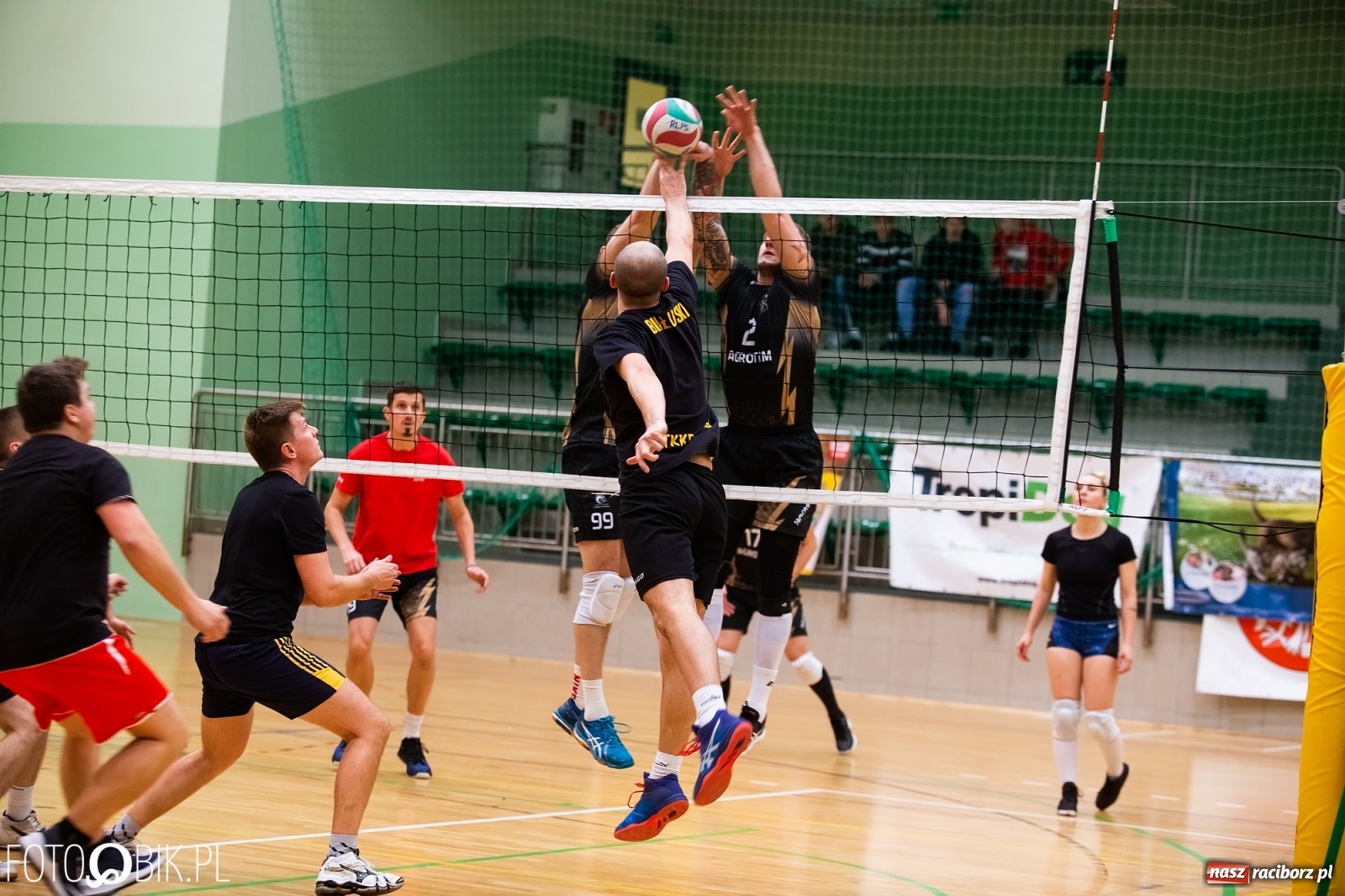 Zdjęcie w galerii na portalu naszraciborz.pl: Raciborski Nocny Turniej Mikołajkowy w Piłce Siatkowej wiadomości z regionu