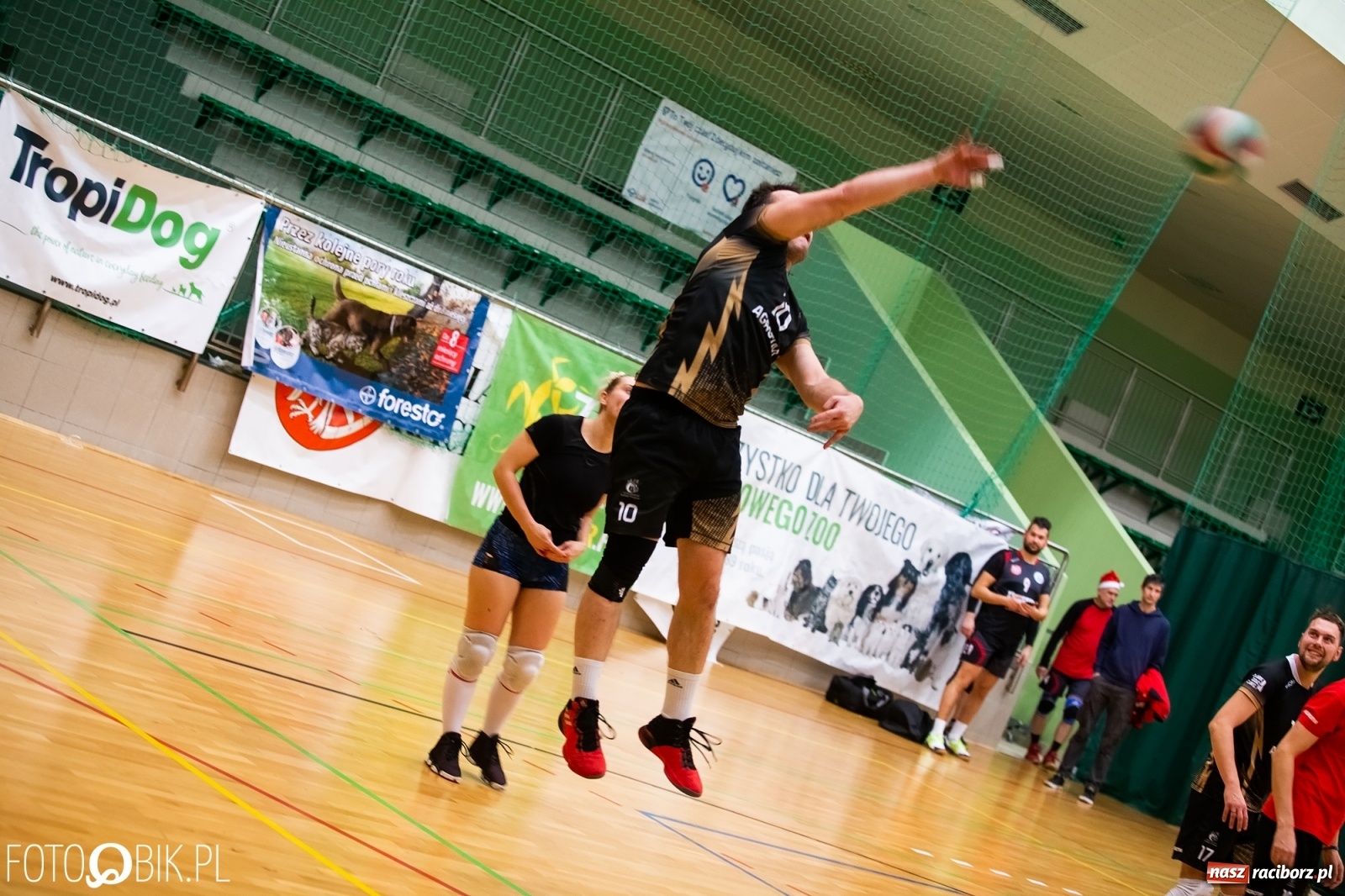 Zdjęcie w galerii na portalu naszraciborz.pl: Raciborski Nocny Turniej Mikołajkowy w Piłce Siatkowej wiadomości z regionu