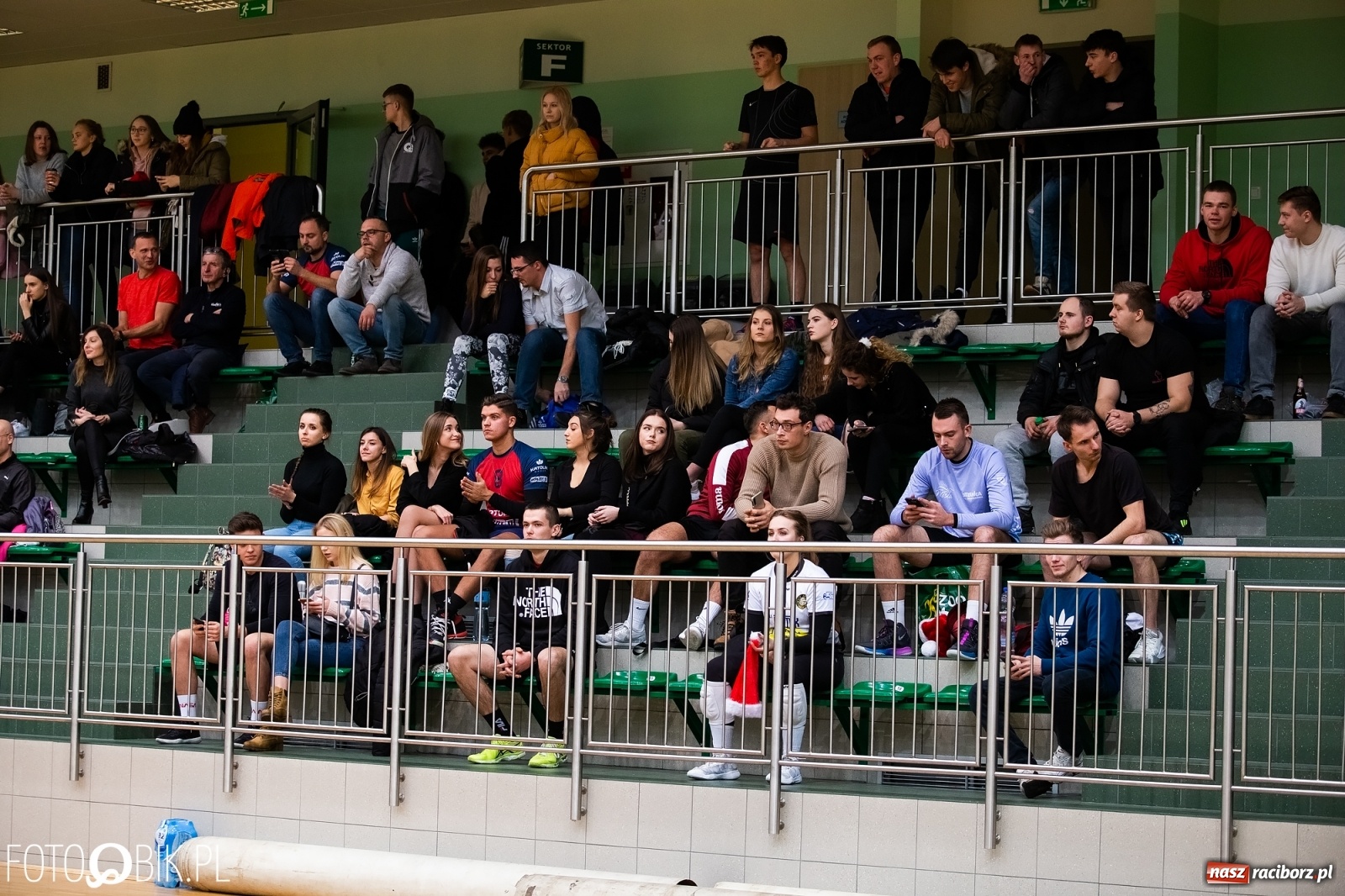 Zdjęcie w galerii na portalu naszraciborz.pl: Raciborski Nocny Turniej Mikołajkowy w Piłce Siatkowej wiadomości z regionu