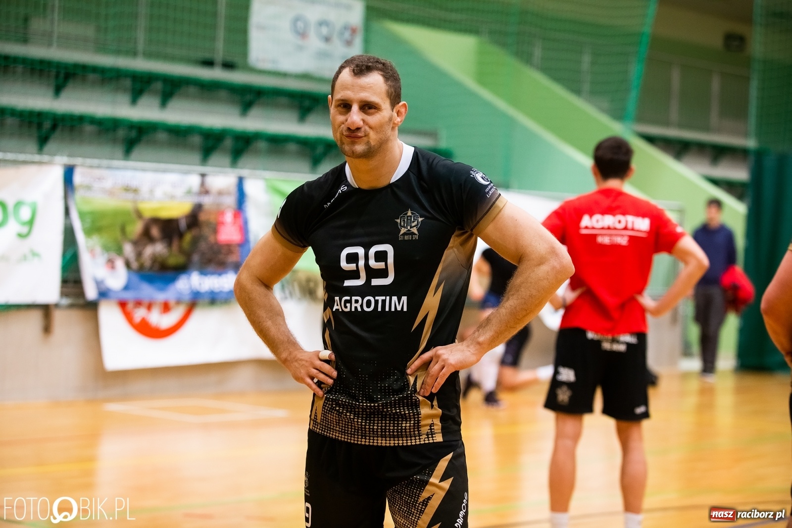 Zdjęcie w galerii na portalu naszraciborz.pl: Raciborski Nocny Turniej Mikołajkowy w Piłce Siatkowej wiadomości z regionu