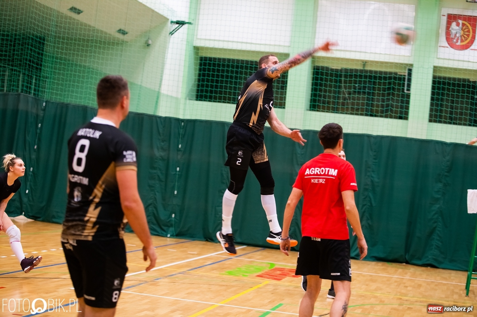 Zdjęcie w galerii na portalu naszraciborz.pl: Raciborski Nocny Turniej Mikołajkowy w Piłce Siatkowej wiadomości z regionu