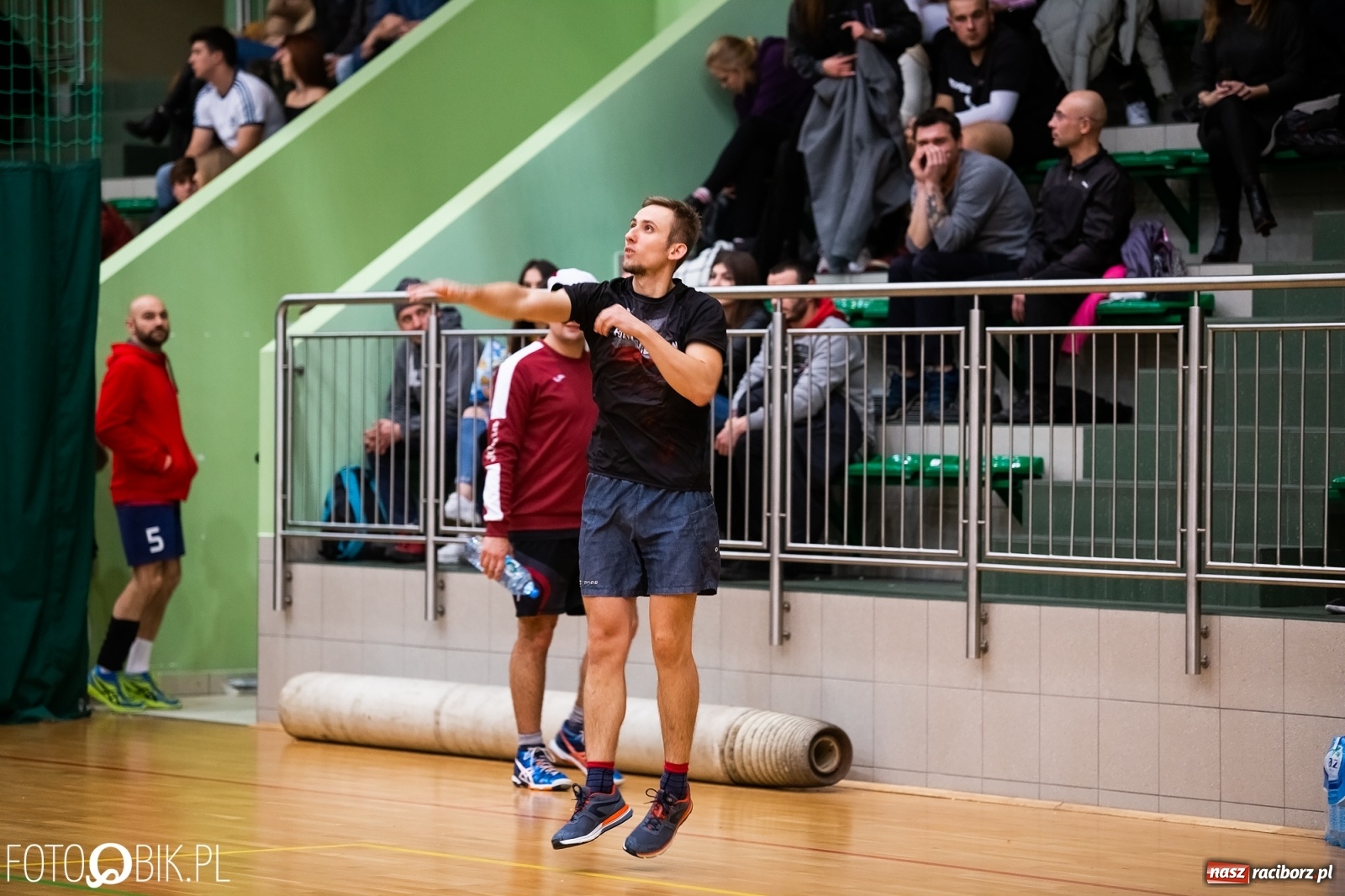 Zdjęcie w galerii na portalu naszraciborz.pl: Raciborski Nocny Turniej Mikołajkowy w Piłce Siatkowej wiadomości z regionu