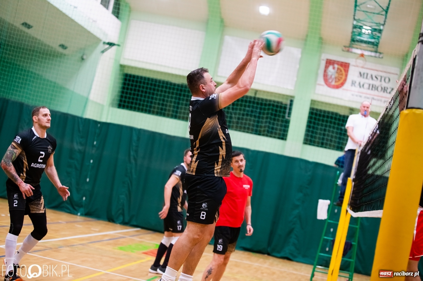 Zdjęcie w galerii na portalu naszraciborz.pl: Raciborski Nocny Turniej Mikołajkowy w Piłce Siatkowej wiadomości z regionu