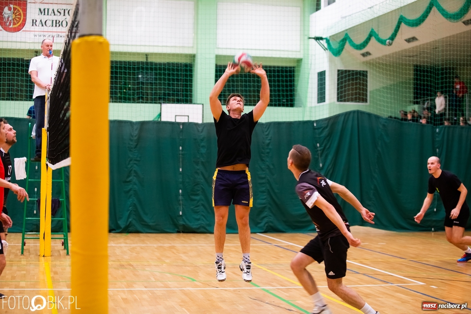 Zdjęcie w galerii na portalu naszraciborz.pl: Raciborski Nocny Turniej Mikołajkowy w Piłce Siatkowej wiadomości z regionu