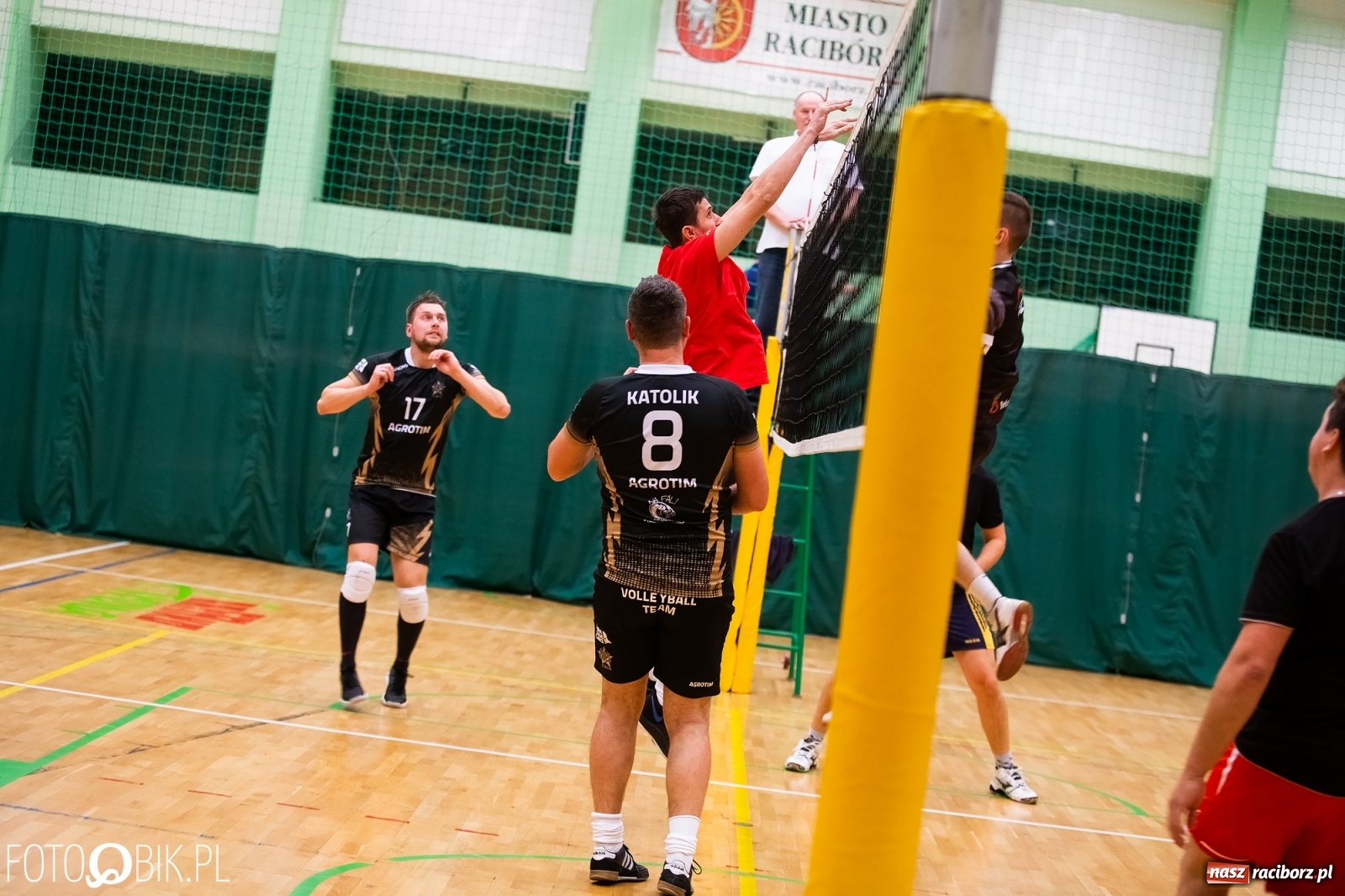 Zdjęcie w galerii na portalu naszraciborz.pl: Raciborski Nocny Turniej Mikołajkowy w Piłce Siatkowej wiadomości z regionu