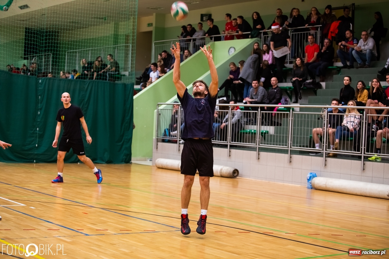 Zdjęcie w galerii na portalu naszraciborz.pl: Raciborski Nocny Turniej Mikołajkowy w Piłce Siatkowej wiadomości z regionu