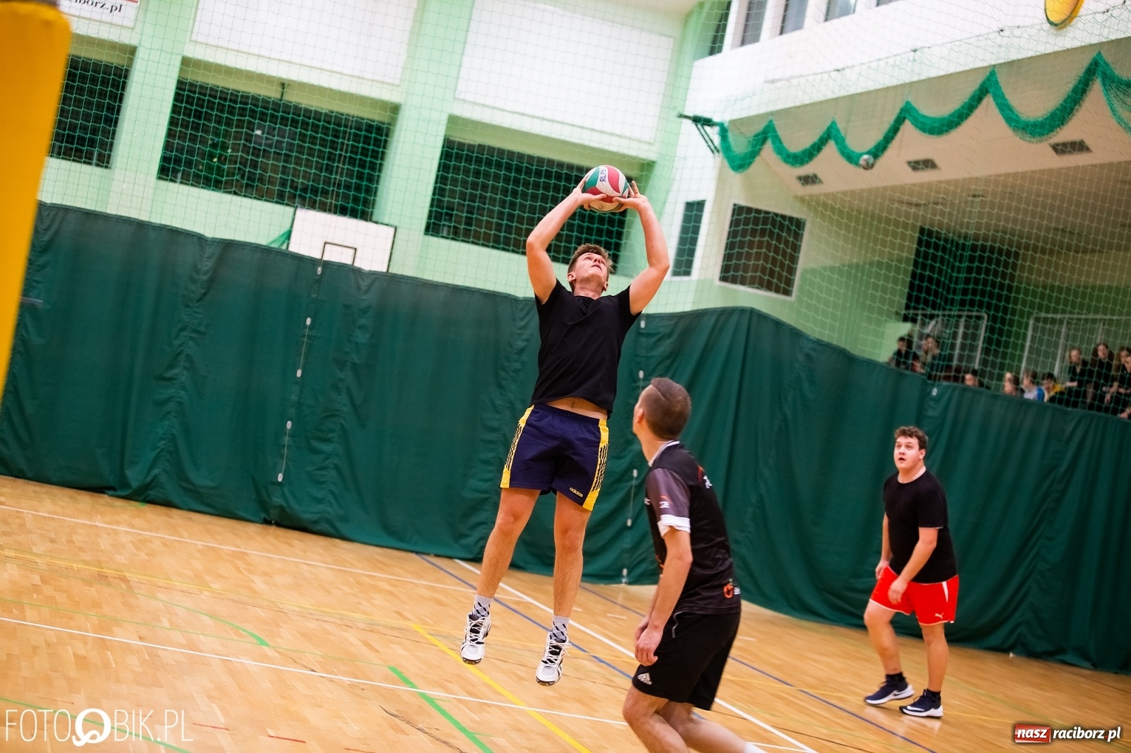 Zdjęcie w galerii na portalu naszraciborz.pl: Raciborski Nocny Turniej Mikołajkowy w Piłce Siatkowej wiadomości z regionu