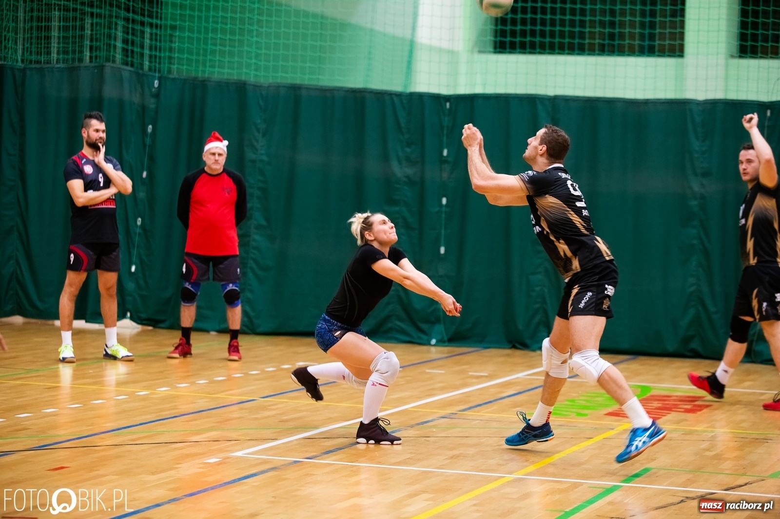 Zdjęcie w galerii na portalu naszraciborz.pl: Raciborski Nocny Turniej Mikołajkowy w Piłce Siatkowej wiadomości z regionu