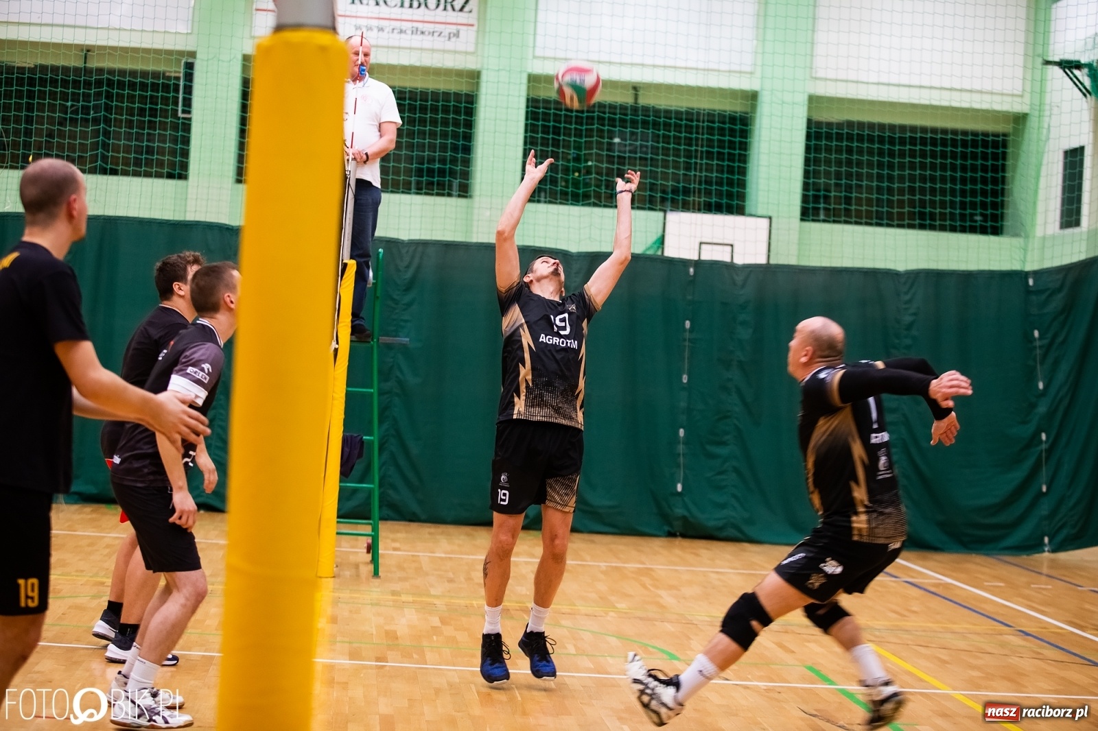 Zdjęcie w galerii na portalu naszraciborz.pl: Raciborski Nocny Turniej Mikołajkowy w Piłce Siatkowej wiadomości z regionu