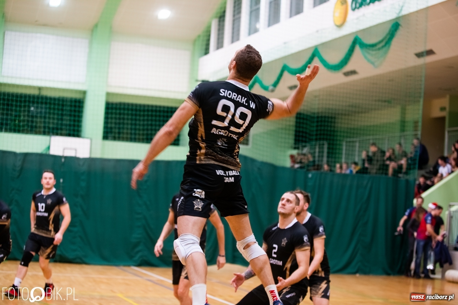 Zdjęcie w galerii na portalu naszraciborz.pl: Raciborski Nocny Turniej Mikołajkowy w Piłce Siatkowej wiadomości z regionu