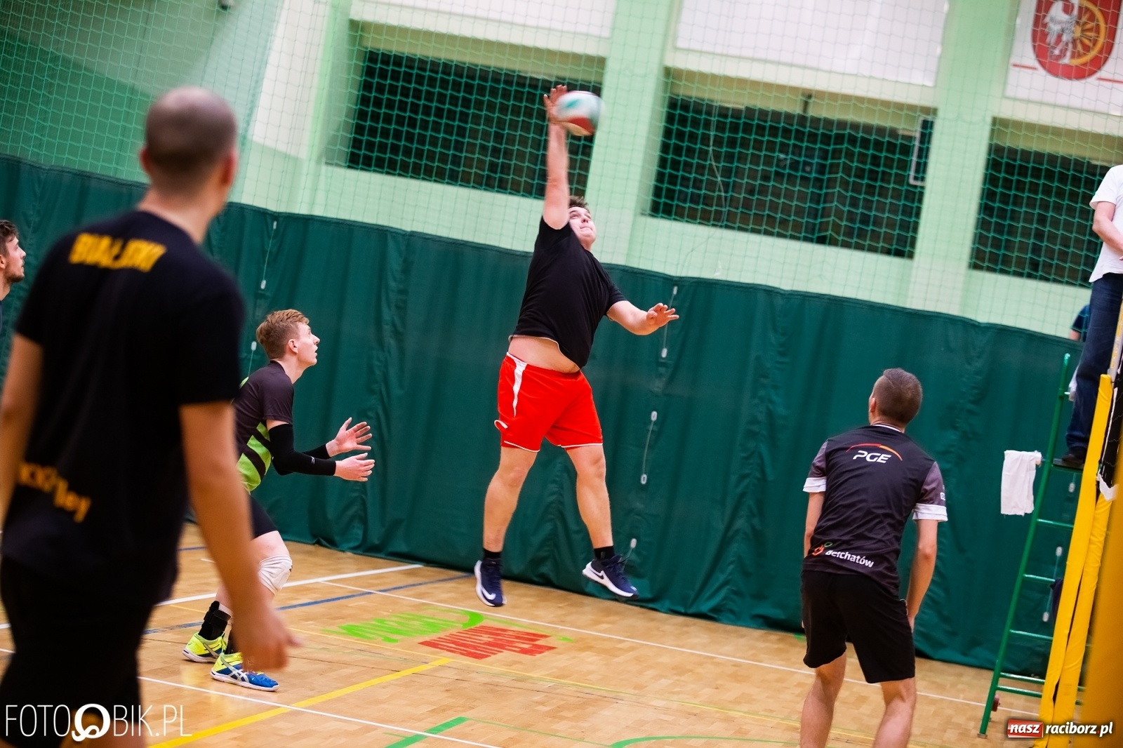 Zdjęcie w galerii na portalu naszraciborz.pl: Raciborski Nocny Turniej Mikołajkowy w Piłce Siatkowej wiadomości z regionu