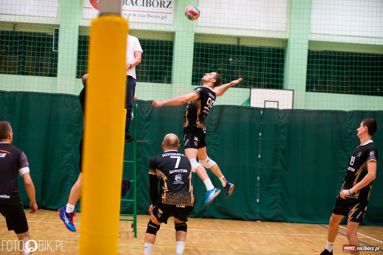 Zdjęcie w galerii na portalu naszraciborz.pl: Raciborski Nocny Turniej Mikołajkowy w Piłce Siatkowej wiadomości z regionu