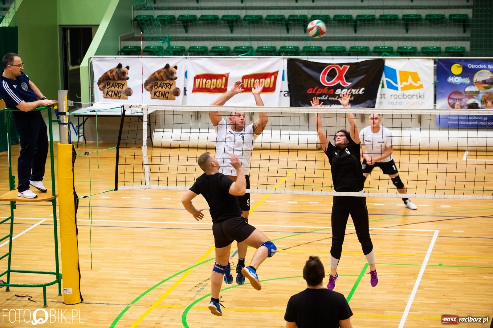 Zdjęcie w galerii na portalu naszraciborz.pl: Raciborski Nocny Turniej Mikołajkowy w Piłce Siatkowej wiadomości z regionu
