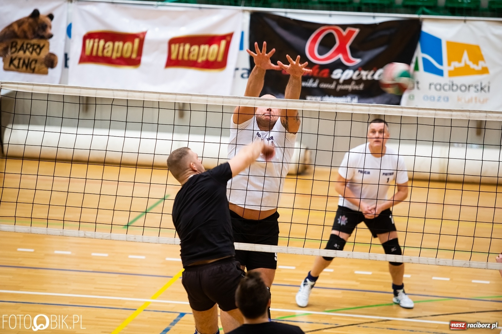 Zdjęcie w galerii na portalu naszraciborz.pl: Raciborski Nocny Turniej Mikołajkowy w Piłce Siatkowej wiadomości z regionu