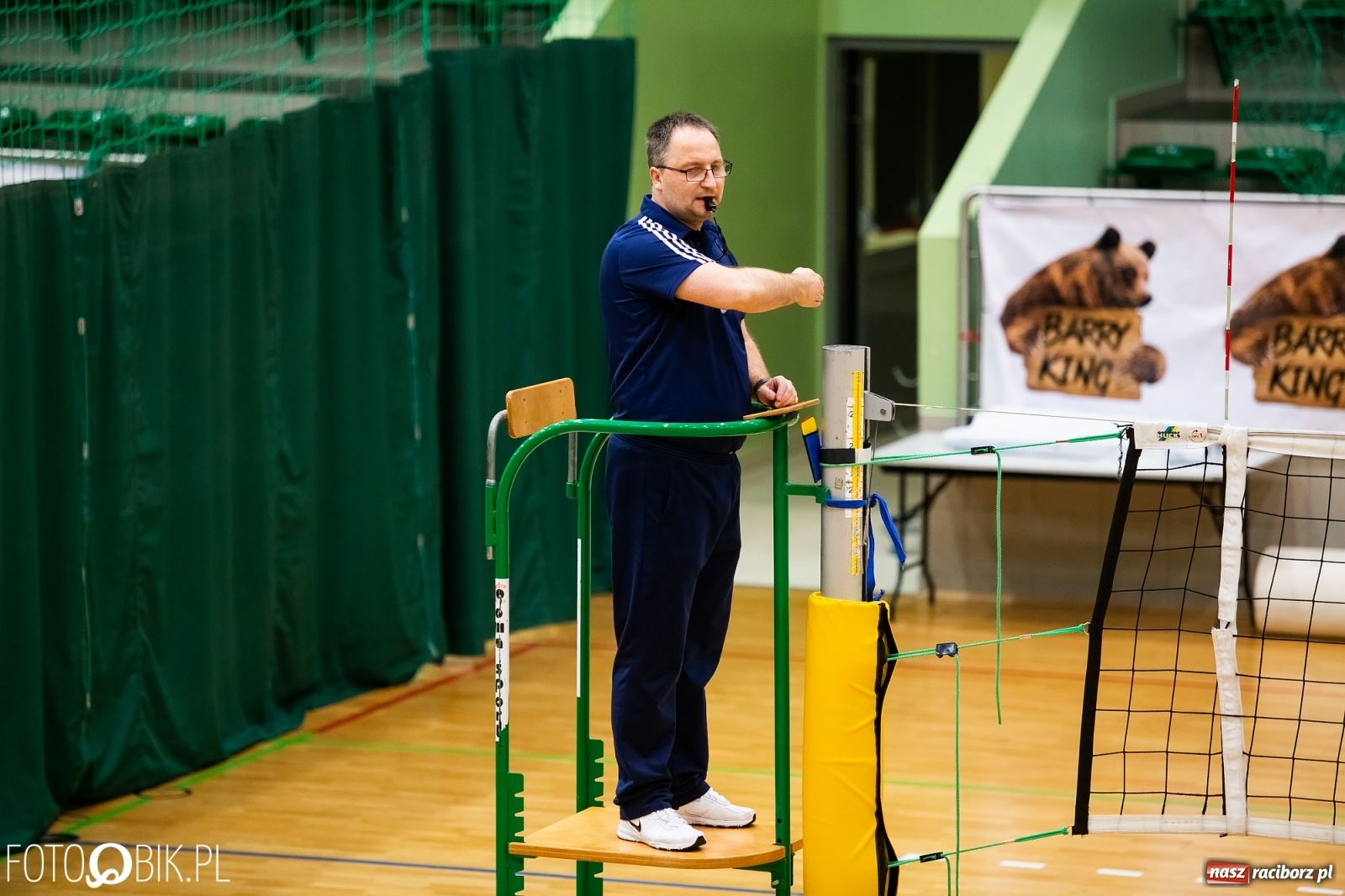 Zdjęcie w galerii na portalu naszraciborz.pl: Raciborski Nocny Turniej Mikołajkowy w Piłce Siatkowej wiadomości z regionu