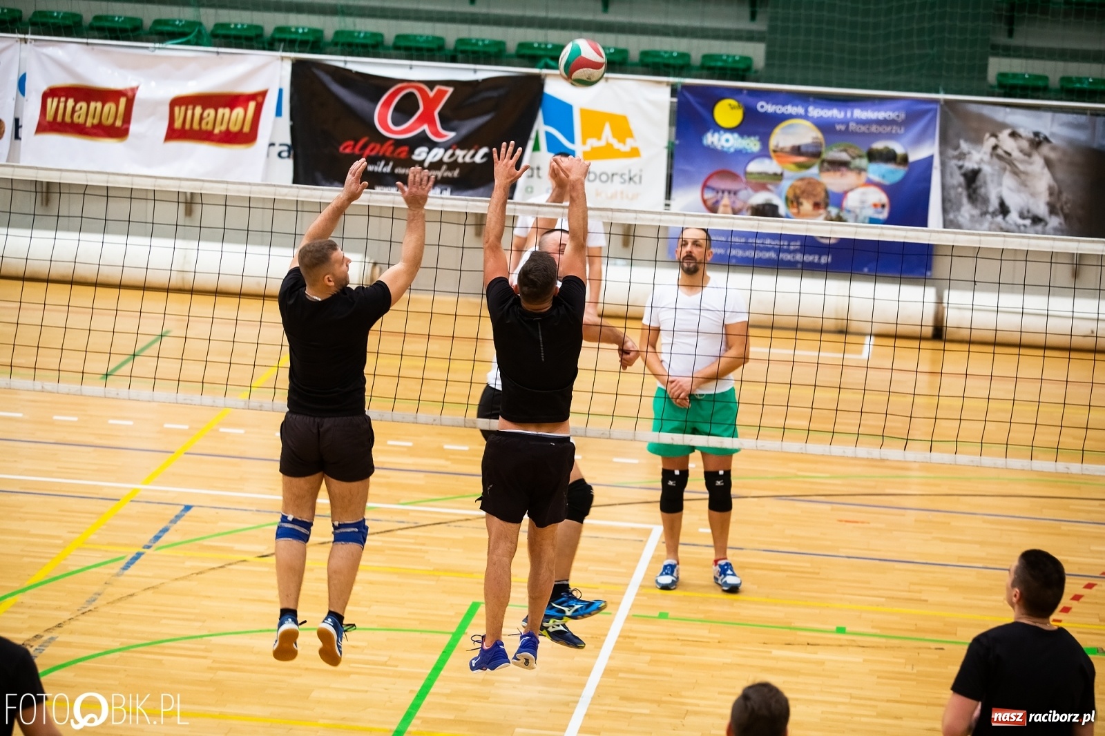 Zdjęcie w galerii na portalu naszraciborz.pl: Raciborski Nocny Turniej Mikołajkowy w Piłce Siatkowej wiadomości z regionu