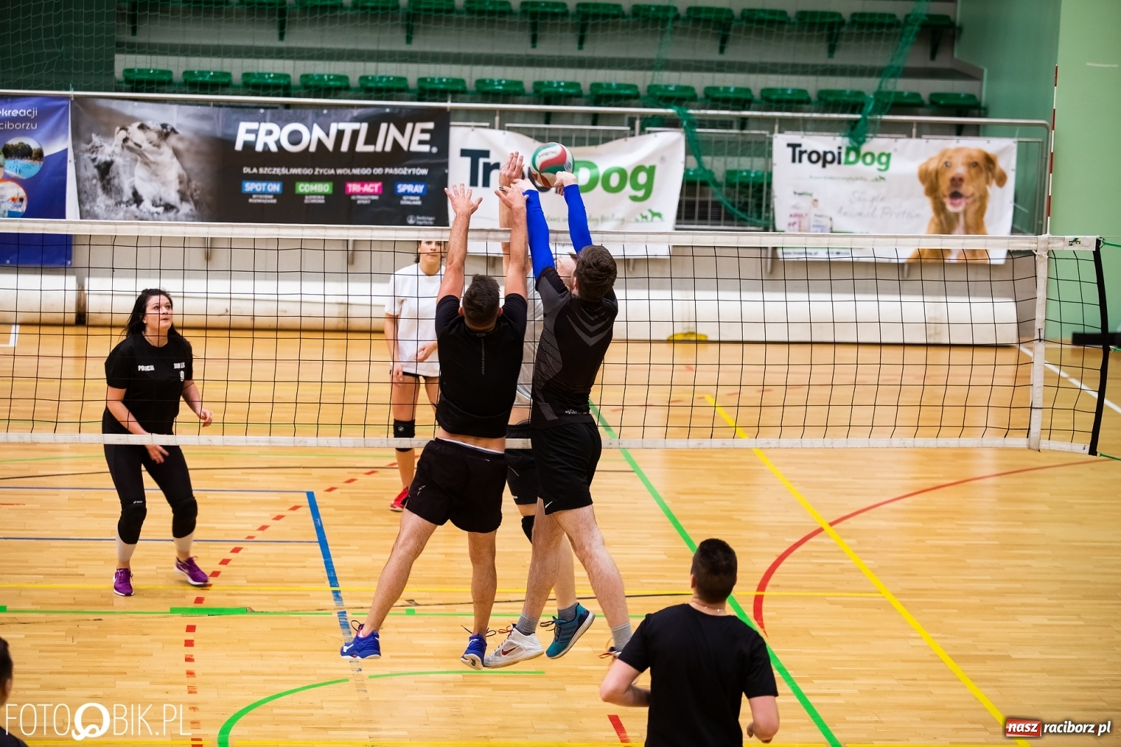 Zdjęcie w galerii na portalu naszraciborz.pl: Raciborski Nocny Turniej Mikołajkowy w Piłce Siatkowej wiadomości z regionu