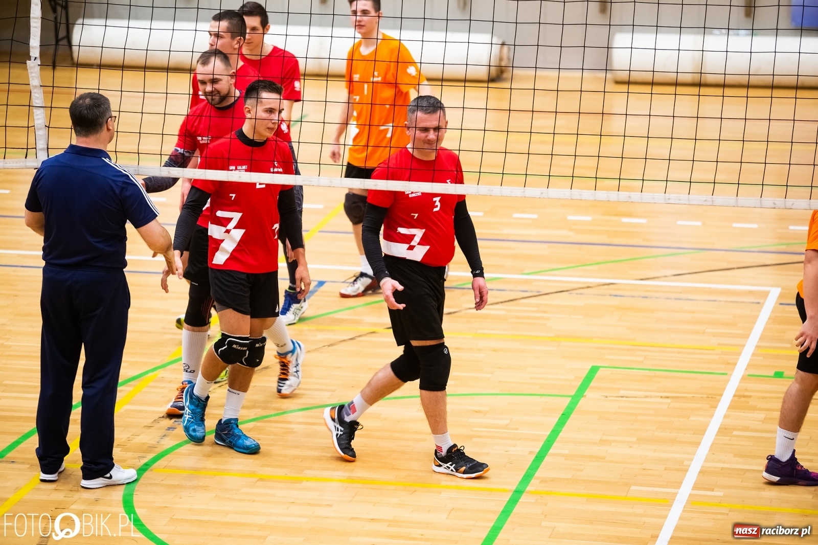 Zdjęcie w galerii na portalu naszraciborz.pl: Raciborski Nocny Turniej Mikołajkowy w Piłce Siatkowej wiadomości z regionu