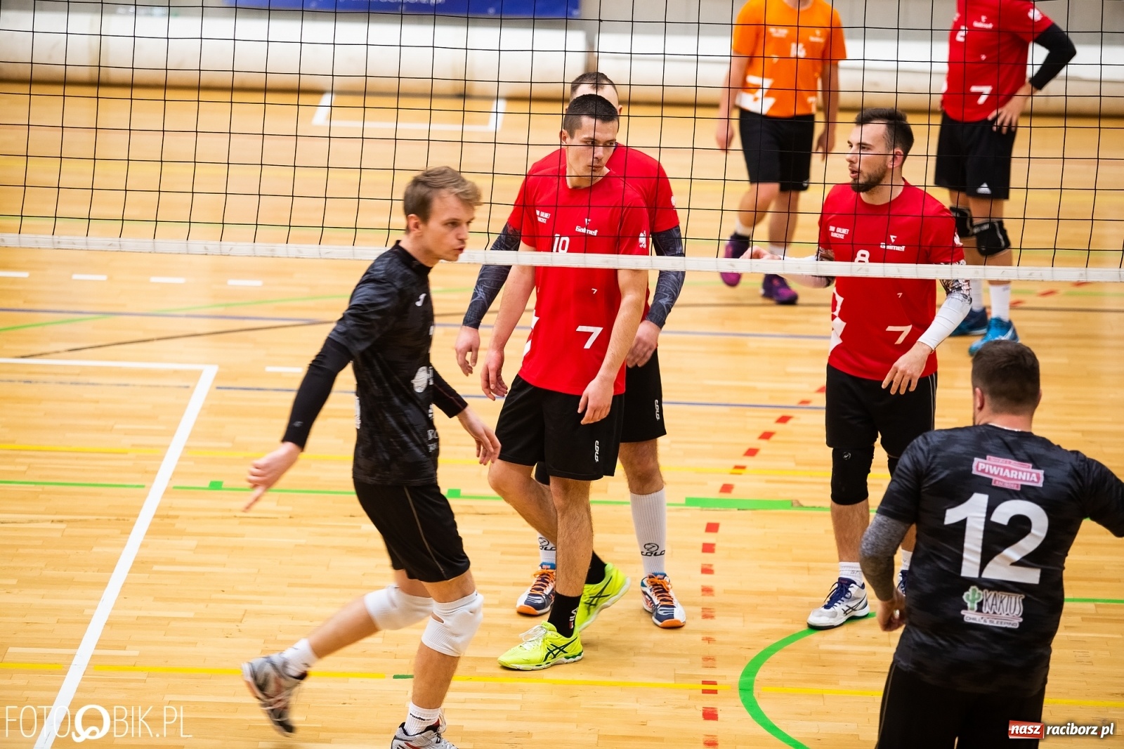 Zdjęcie w galerii na portalu naszraciborz.pl: Raciborski Nocny Turniej Mikołajkowy w Piłce Siatkowej wiadomości z regionu