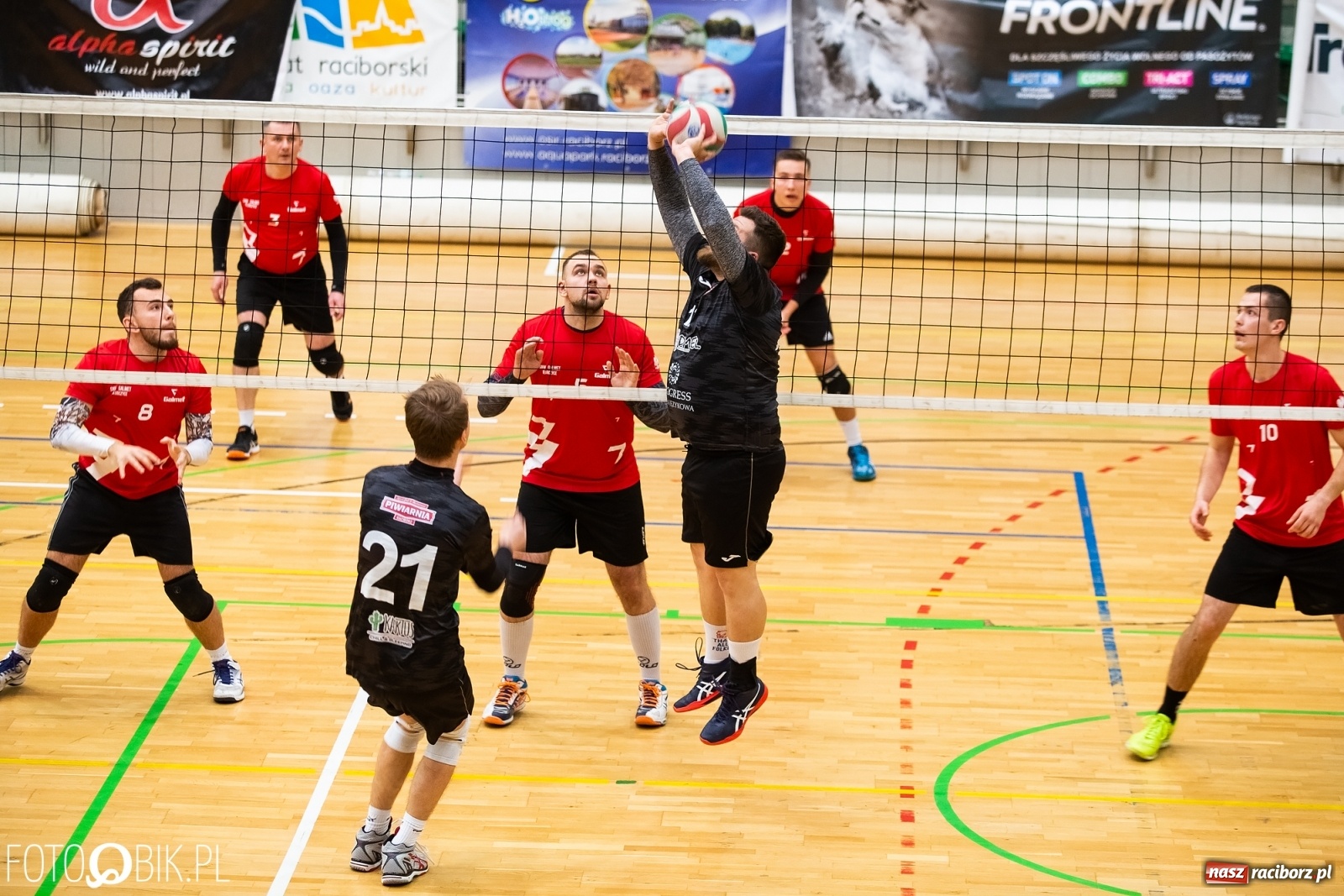 Zdjęcie w galerii na portalu naszraciborz.pl: Raciborski Nocny Turniej Mikołajkowy w Piłce Siatkowej wiadomości z regionu