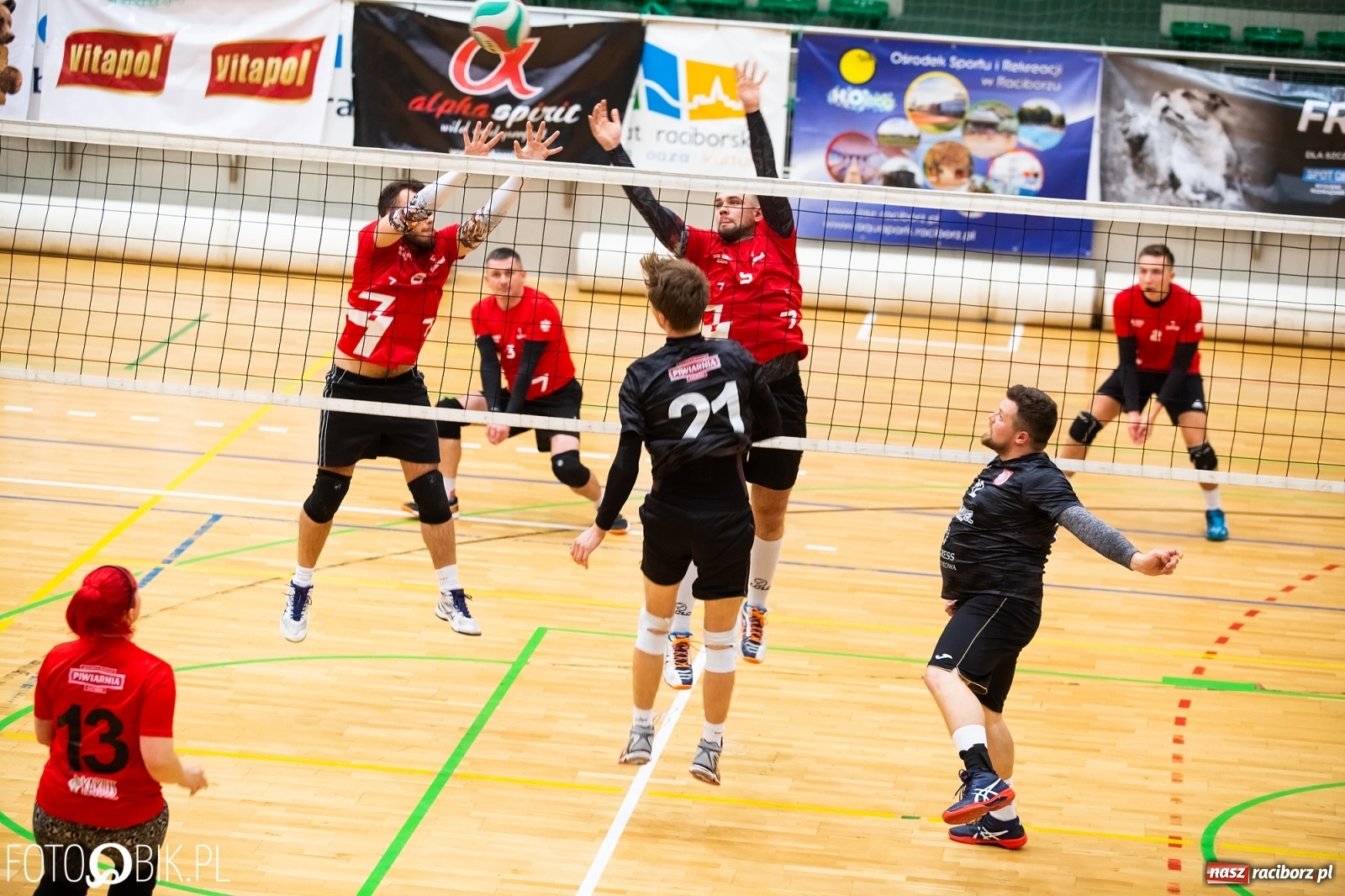 Zdjęcie w galerii na portalu naszraciborz.pl: Raciborski Nocny Turniej Mikołajkowy w Piłce Siatkowej wiadomości z regionu