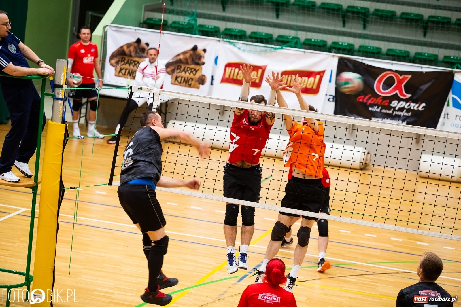 Zdjęcie w galerii na portalu naszraciborz.pl: Raciborski Nocny Turniej Mikołajkowy w Piłce Siatkowej wiadomości z regionu