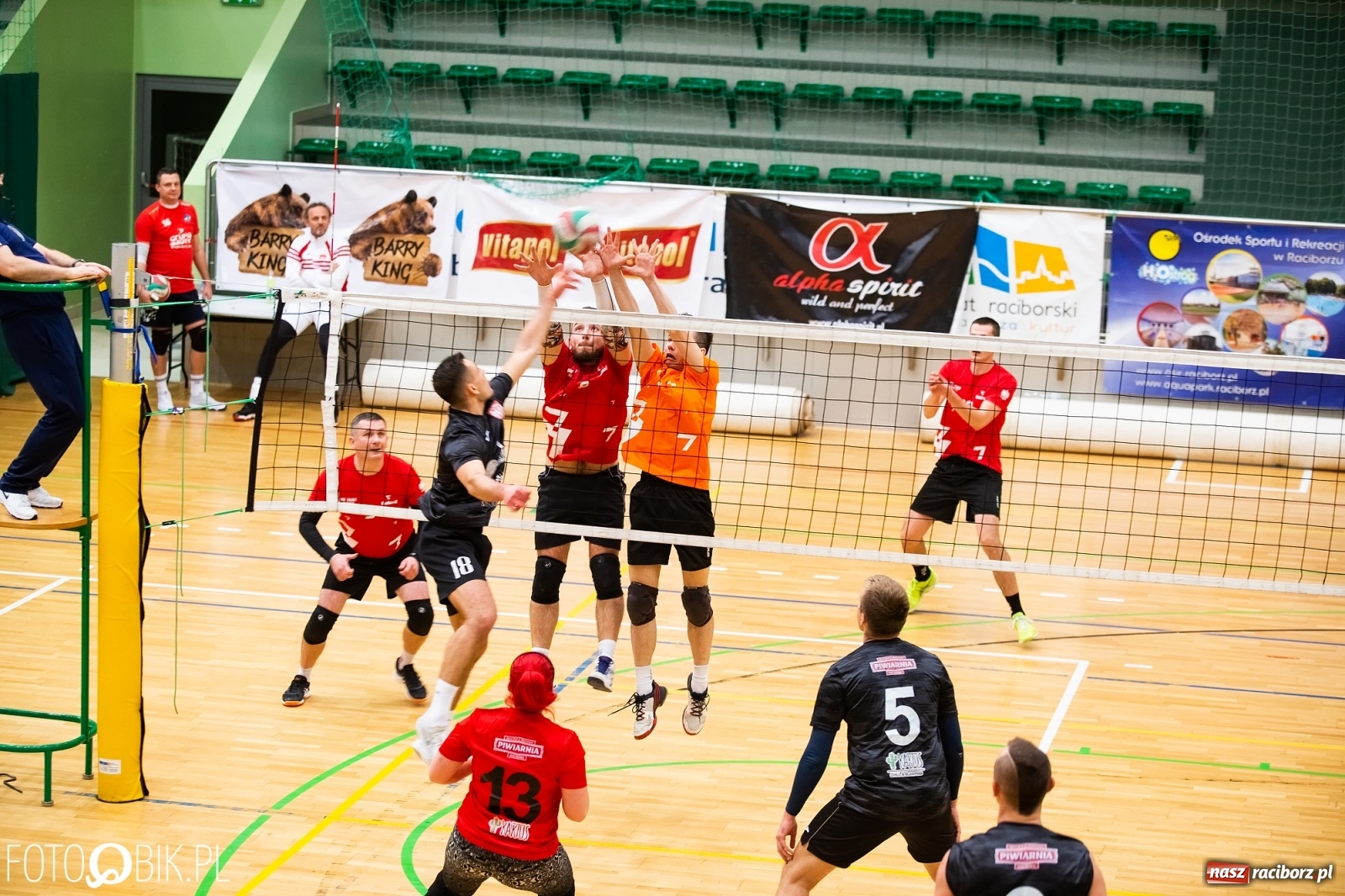 Zdjęcie w galerii na portalu naszraciborz.pl: Raciborski Nocny Turniej Mikołajkowy w Piłce Siatkowej wiadomości z regionu