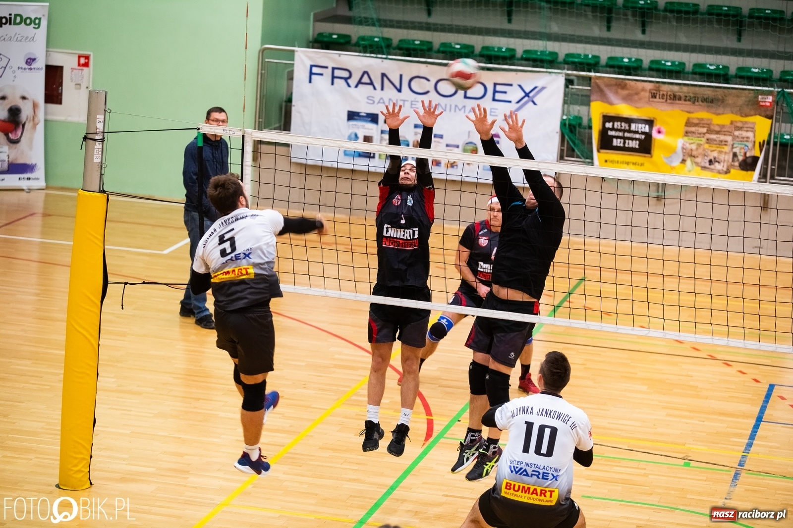 Zdjęcie w galerii na portalu naszraciborz.pl: Raciborski Nocny Turniej Mikołajkowy w Piłce Siatkowej wiadomości z regionu