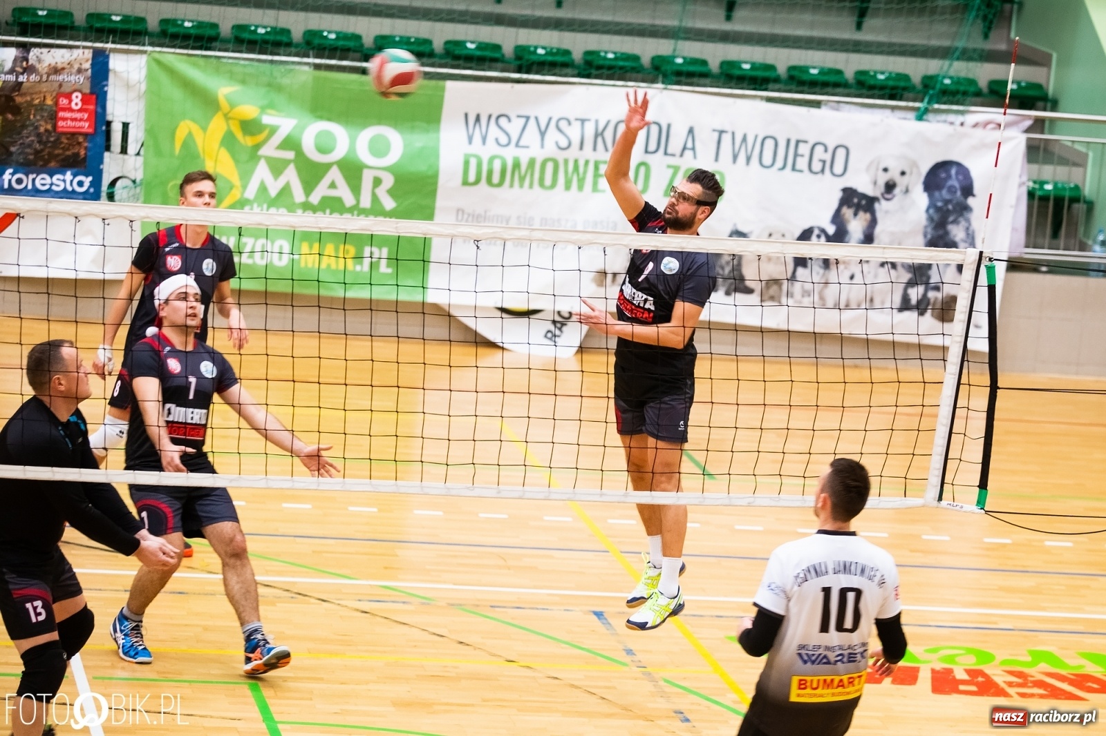 Zdjęcie w galerii na portalu naszraciborz.pl: Raciborski Nocny Turniej Mikołajkowy w Piłce Siatkowej wiadomości z regionu