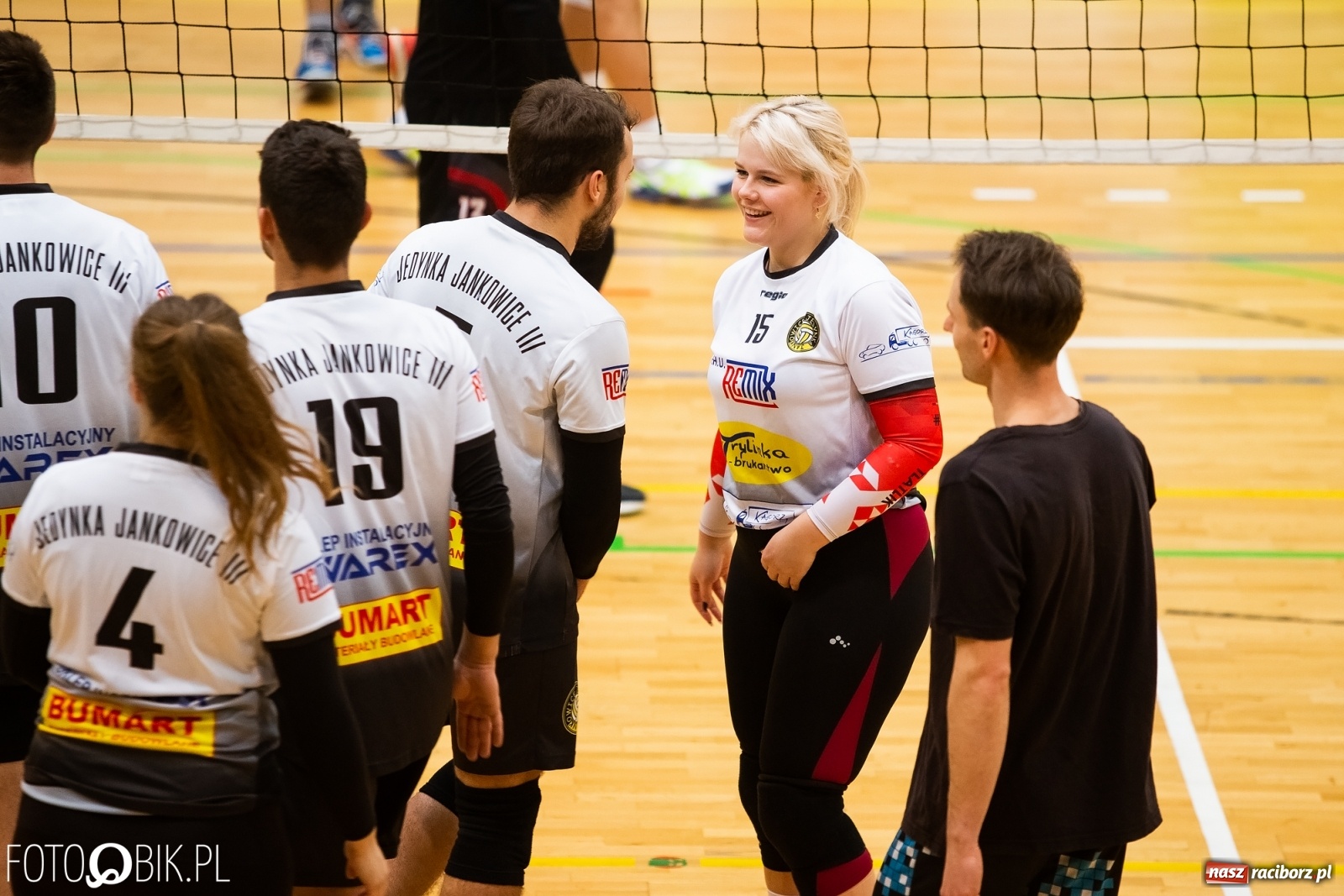 Zdjęcie w galerii na portalu naszraciborz.pl: Raciborski Nocny Turniej Mikołajkowy w Piłce Siatkowej wiadomości z regionu