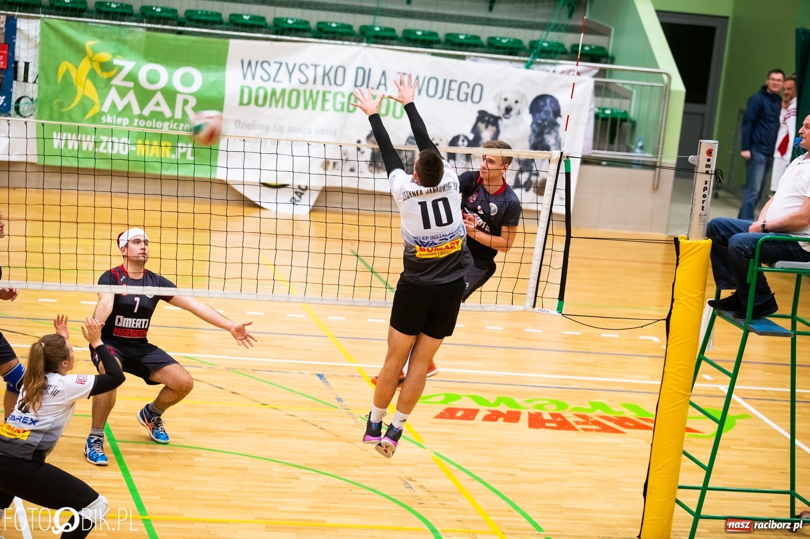 Zdjęcie w galerii na portalu naszraciborz.pl: Raciborski Nocny Turniej Mikołajkowy w Piłce Siatkowej wiadomości z regionu