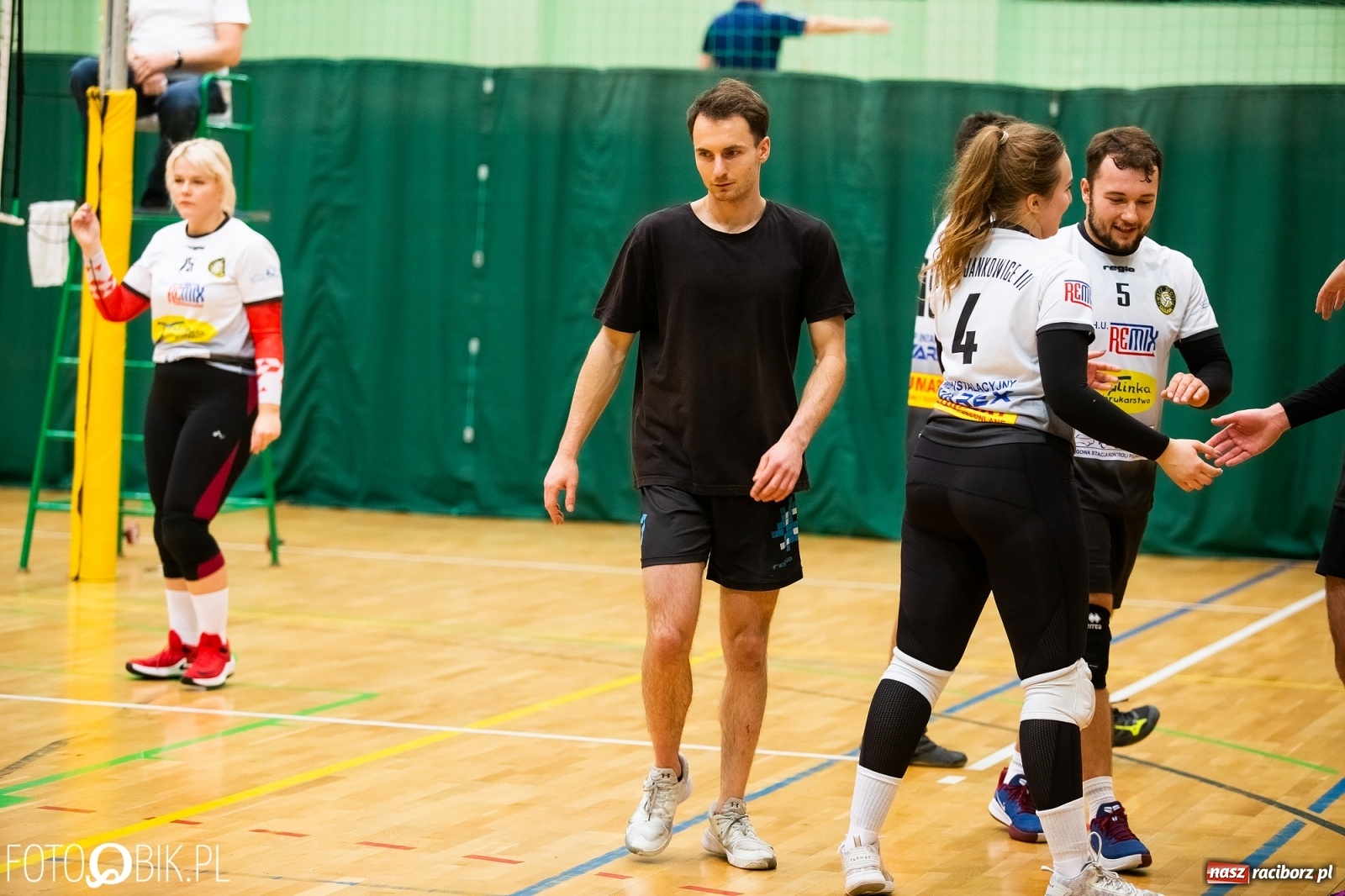 Zdjęcie w galerii na portalu naszraciborz.pl: Raciborski Nocny Turniej Mikołajkowy w Piłce Siatkowej wiadomości z regionu