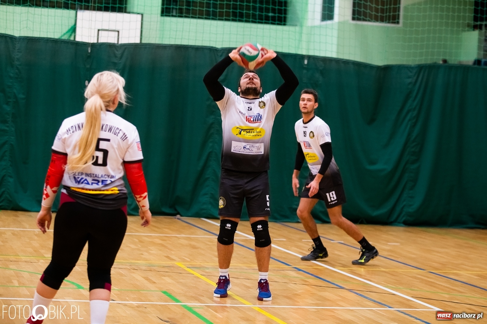 Zdjęcie w galerii na portalu naszraciborz.pl: Raciborski Nocny Turniej Mikołajkowy w Piłce Siatkowej wiadomości z regionu