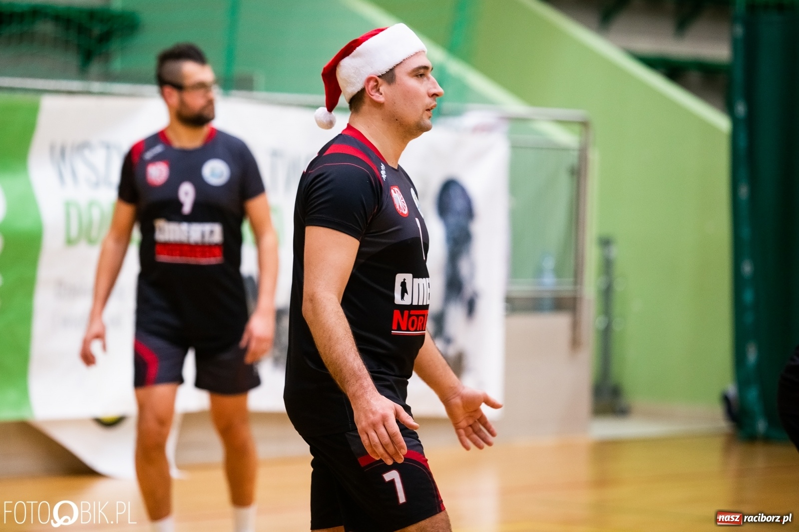 Zdjęcie w galerii na portalu naszraciborz.pl: Raciborski Nocny Turniej Mikołajkowy w Piłce Siatkowej wiadomości z regionu