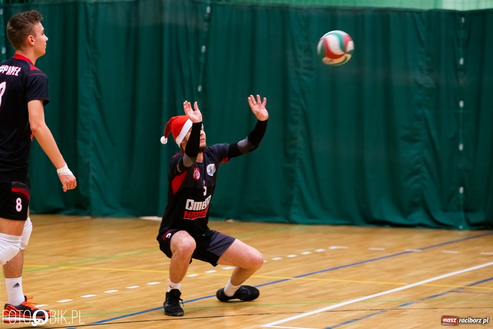 Zdjęcie w galerii na portalu naszraciborz.pl: Raciborski Nocny Turniej Mikołajkowy w Piłce Siatkowej wiadomości z regionu