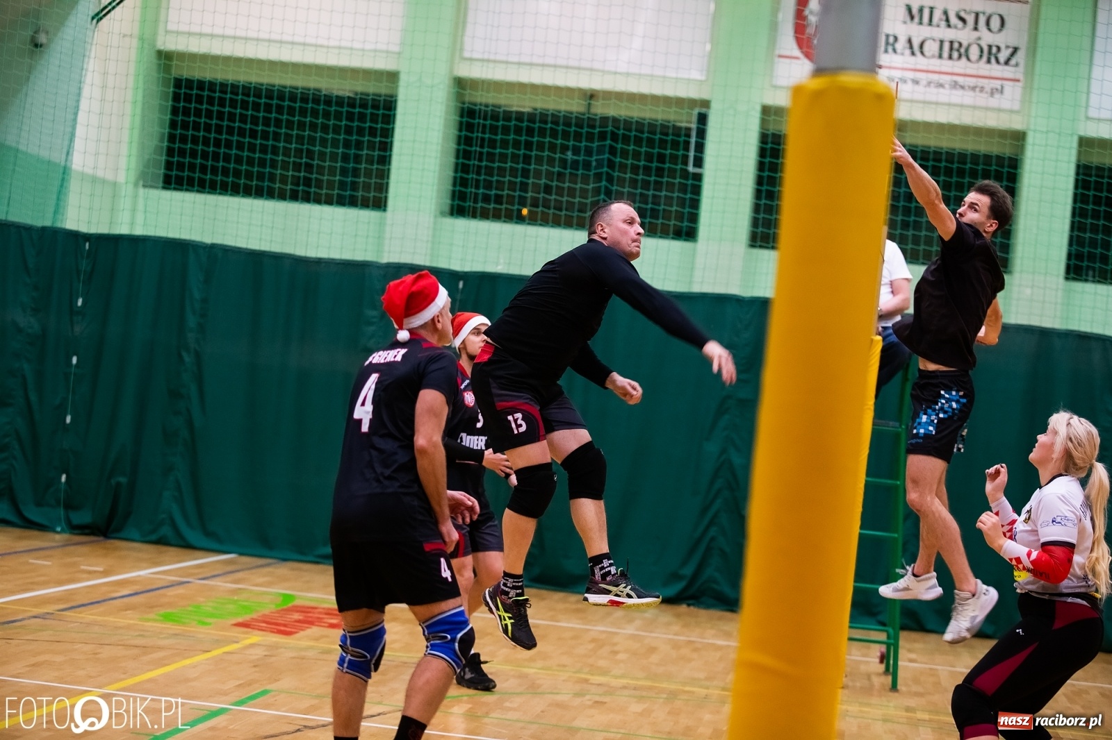 Zdjęcie w galerii na portalu naszraciborz.pl: Raciborski Nocny Turniej Mikołajkowy w Piłce Siatkowej wiadomości z regionu