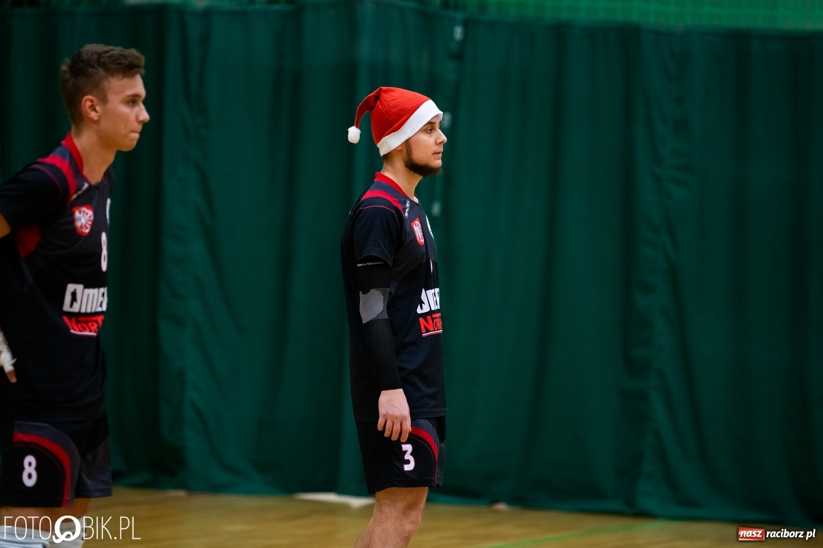 Zdjęcie w galerii na portalu naszraciborz.pl: Raciborski Nocny Turniej Mikołajkowy w Piłce Siatkowej wiadomości z regionu