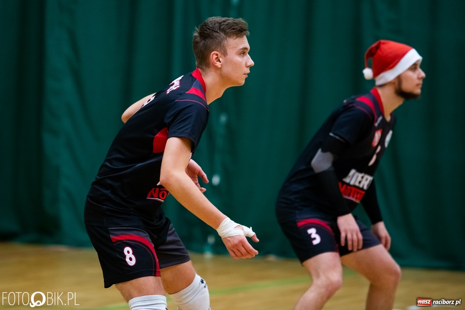 Zdjęcie w galerii na portalu naszraciborz.pl: Raciborski Nocny Turniej Mikołajkowy w Piłce Siatkowej wiadomości z regionu