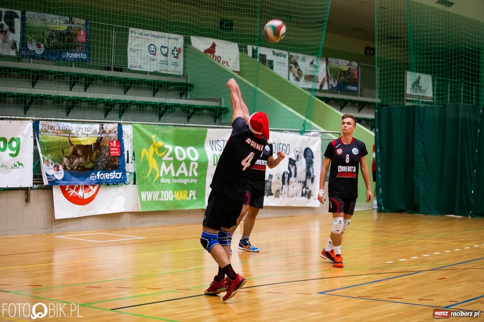 Zdjęcie w galerii na portalu naszraciborz.pl: Raciborski Nocny Turniej Mikołajkowy w Piłce Siatkowej wiadomości z regionu
