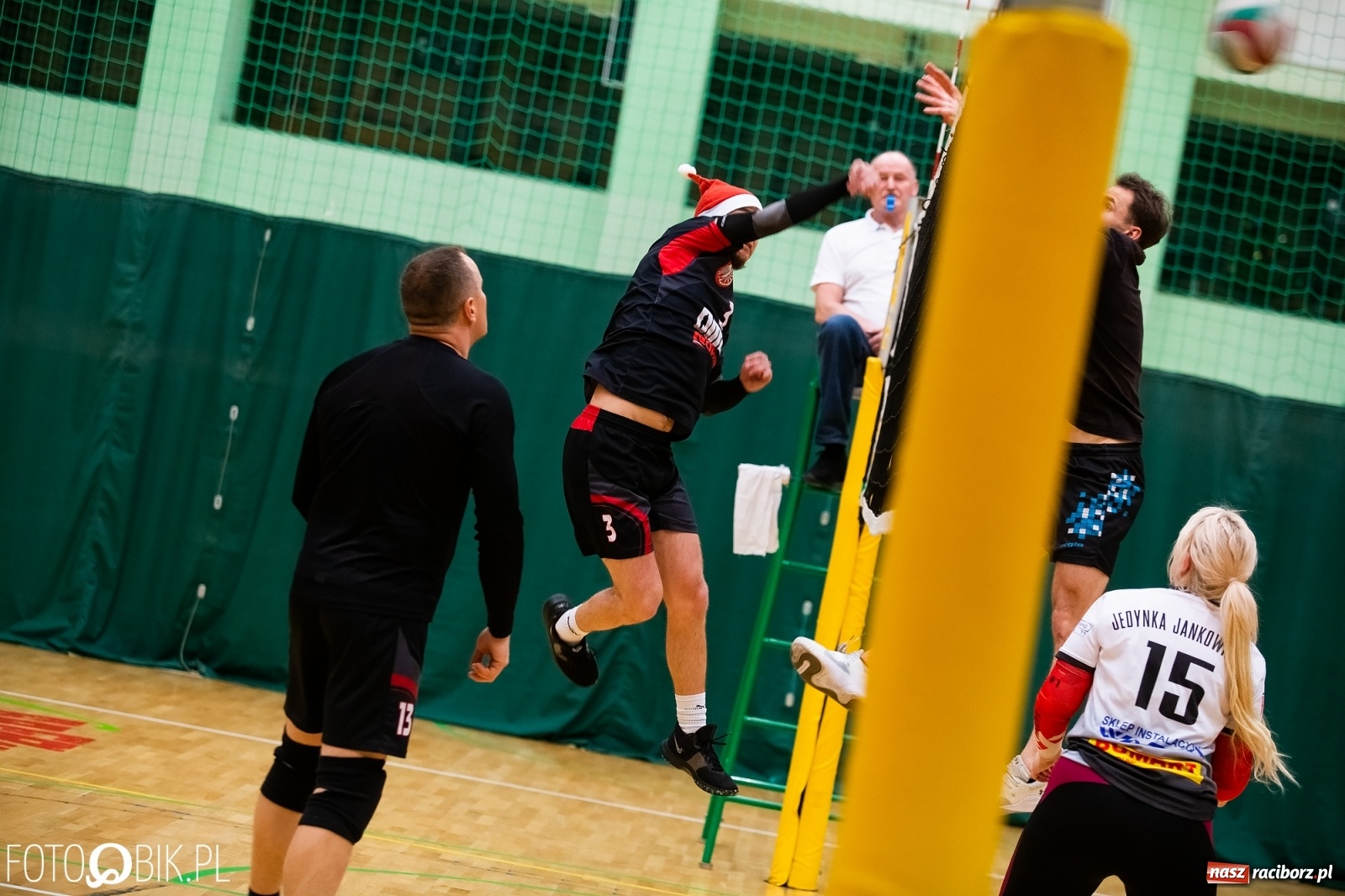 Zdjęcie w galerii na portalu naszraciborz.pl: Raciborski Nocny Turniej Mikołajkowy w Piłce Siatkowej wiadomości z regionu
