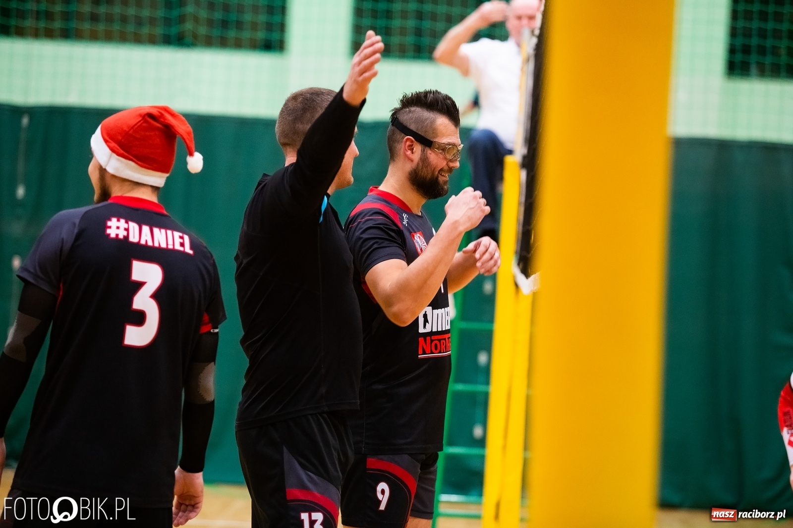 Zdjęcie w galerii na portalu naszraciborz.pl: Raciborski Nocny Turniej Mikołajkowy w Piłce Siatkowej wiadomości z regionu
